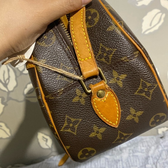 Authentic Louis Vuitton Blois,no peeling with cracking on vachetta strap only. - Picture 5 of 17